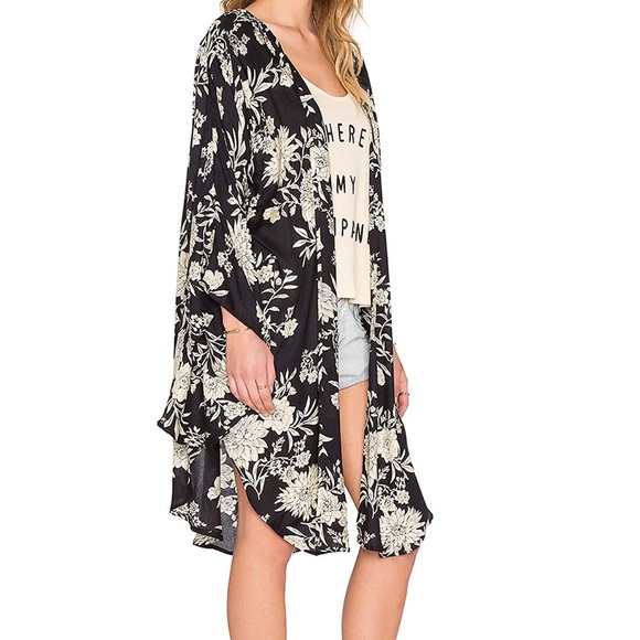 Tops - ✨HP✨Sheer Chiffon Floral Kimono 🖤😍